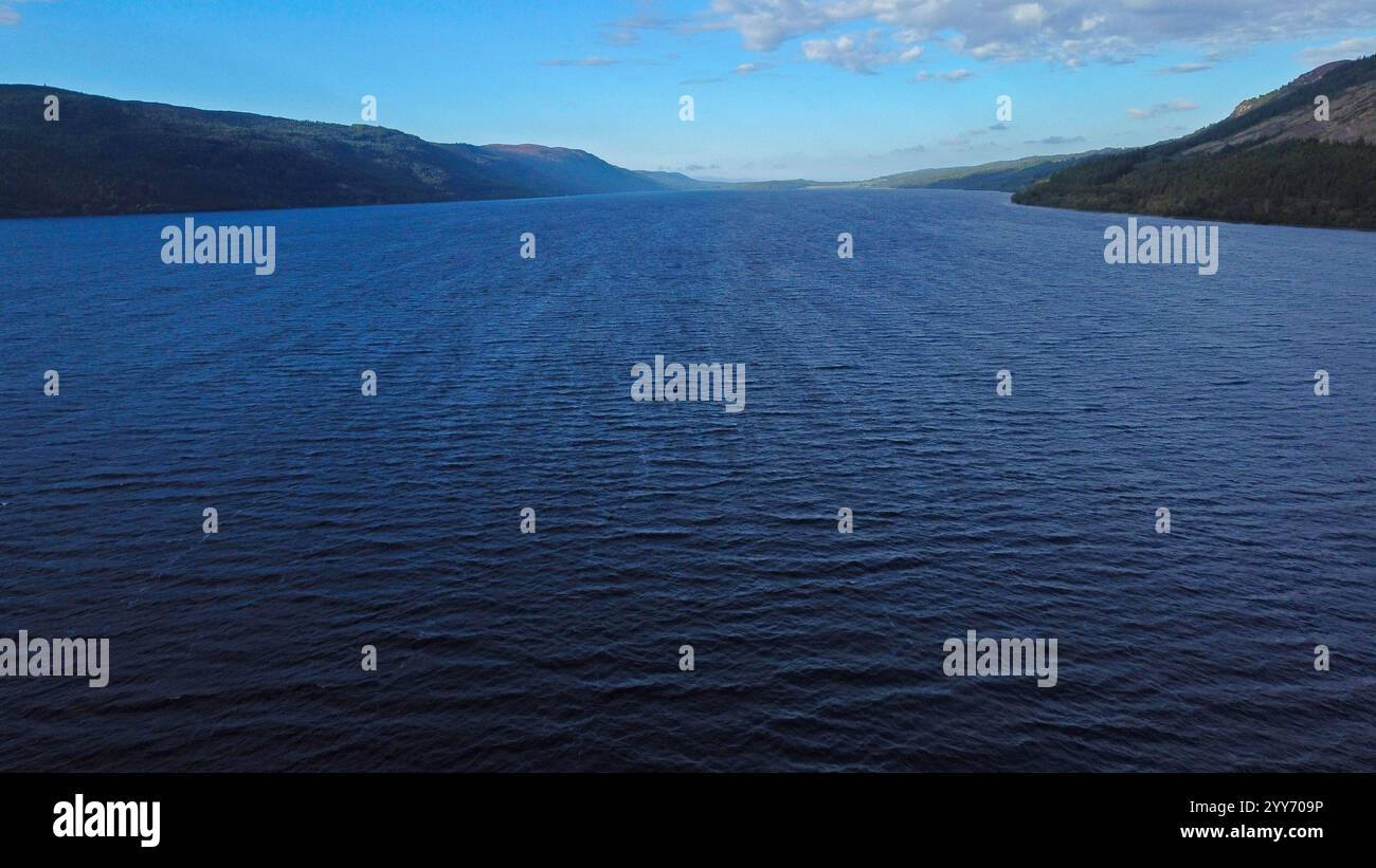 LOCH NESS, SCHOTTLAND, Großbritannien - 01. September 2023 - Luftaufnahme von Loch Ness in der Nähe von Castle Urquart. Dies ist der Ort auf dem großen Loch, wo viele Sichtungen von Stockfoto