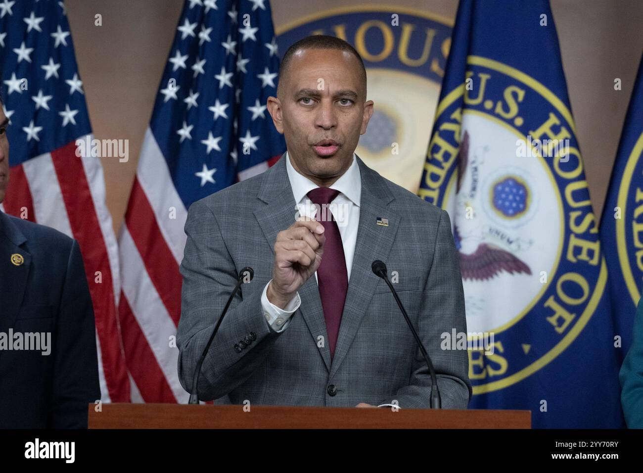 Hakeem Jeffries (Demokrat von New York) spricht auf einem Treffen der Minderheitenführung des Repräsentantenhauses über die Ablehnung des Gesetzes über die Staatsausgaben im Capitol Visitor Center am Donnerstag, den 19. Dezember 2024. Das Gesetz, das Mittel zur Vermeidung eines Regierungsstillstands bereitgestellt hätte, wurde vom designierten Präsidenten Donald J. Trump abgelehnt und mit dem Sprecher des US-Repräsentantenhauses Mike Johnson (Republikaner von Louisiana) und anderen Mitgliedern des Repräsentantenhauses neu verhandelt. Kredit: Mattie Neretin/CNP/MediaPunch Stockfoto