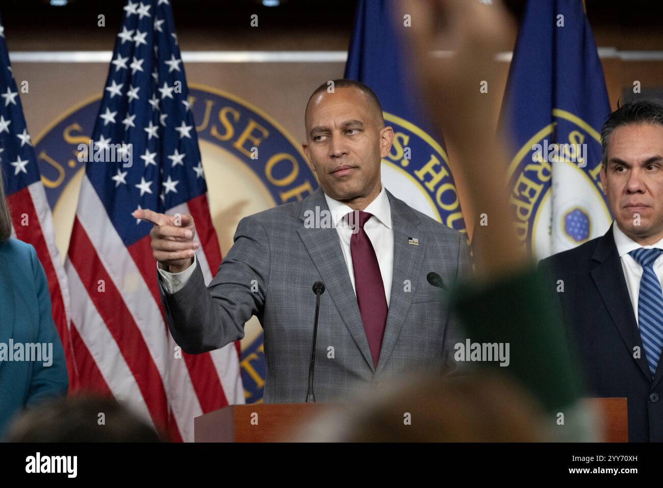 Hakeem Jeffries (Demokrat von New York) beantwortet Fragen auf einem Treffen der Minderheitenführung im Repräsentantenhaus am Donnerstag, den 19. Dezember 2024. Das Gesetz, das Mittel zur Vermeidung eines Regierungsstillstands bereitgestellt hätte, wurde vom designierten Präsidenten Donald J. Trump abgelehnt und mit dem Sprecher des US-Repräsentantenhauses Mike Johnson (Republikaner von Louisiana) und anderen Mitgliedern des Repräsentantenhauses neu verhandelt. Kredit: Mattie Neretin/CNP/MediaPunch Stockfoto