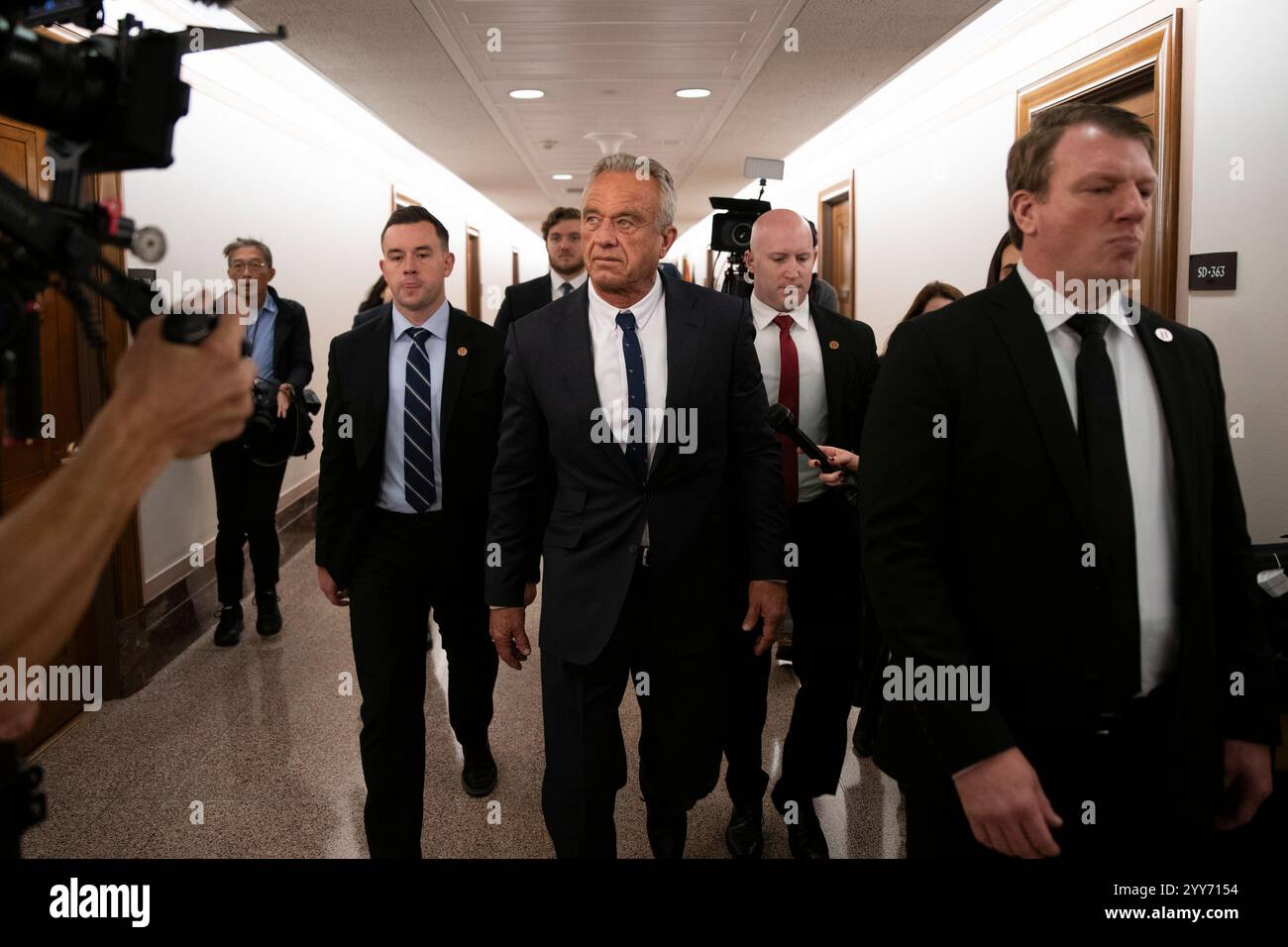 Robert F. Kennedy Jr., der designierte US-Präsident Donald J. Trumps Wahl, US-Gesundheitsminister zu werden, spaziert durch die Hallen des Dirksen Senate Office Building in Washington, DC, während er am Donnerstag, den 19. Dezember 2024 Höflichkeitsanrufe an US-Senatoren macht. Kredit: Mattie Neretin/CNP/MediaPunch Stockfoto