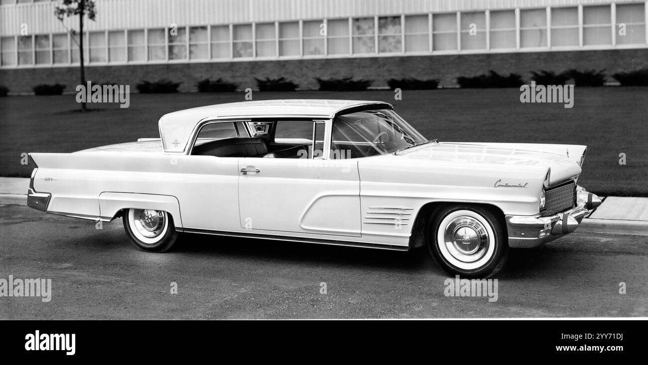 11. Oktober 1959: Dearborn, Michigan, USA: Die klaren klassischen Linien des Lincoln Continental 1960 wurden durch neu gestaltete Kühlergrills und Stoßfänger vor und nach hinten, ein verkürztes Dach für bessere Sichtbarkeit der Ampel und geschmackvolle Chromakzente im skulpturierten Bereich des From Fender aufgewertet. Die unverwechselbare und luxuriöse Innenausstattung sorgt für Komfort und Ruhe für Fahrer und Beifahrer. Die neue Hotchkiss-Hinterradaufhängung mit Blattfedern sorgt bei allen Modellen für ein luxuriöseres Fahrverhalten und ein ruhigeres Handling. (A Credit Image: © Keystone Press Agency/ZUMA Press Wire) NUR REDAKTIONELLE VERWENDUNG! Nicht für Co Stockfoto