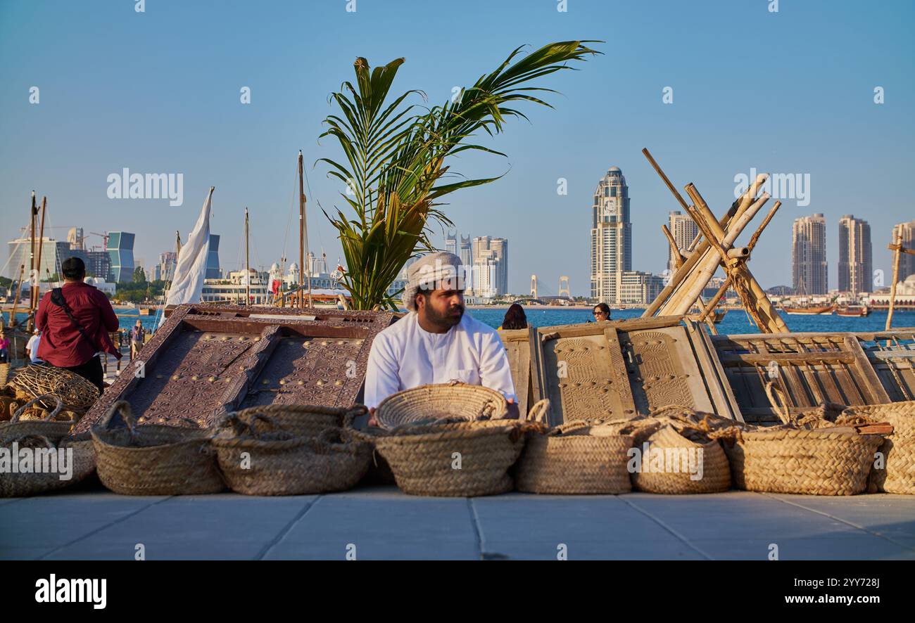 Ein traditioneller arabischer Fischer sitzt am Katara-Strand in Doha, Katar, am Nachmittag beim 14. Traditionellen Dhow-Festival in Katara Stockfoto