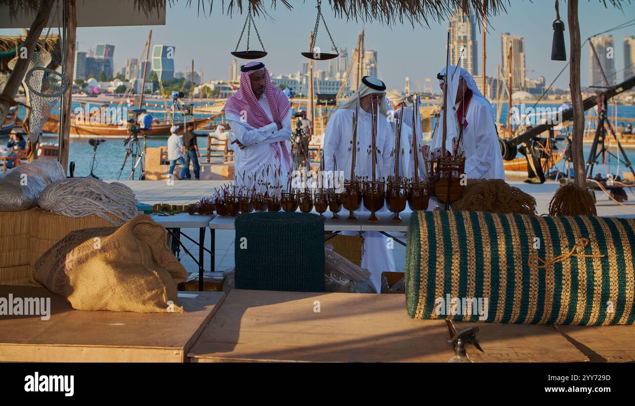 Katara 14. Traditionelles Dhow-Festival in Doha Katar Sonnenuntergang Shooting mit Geschäften mit traditionellem antiken, handgefertigten Kunsthandwerk, bei denen Besucher spazieren gehen Stockfoto