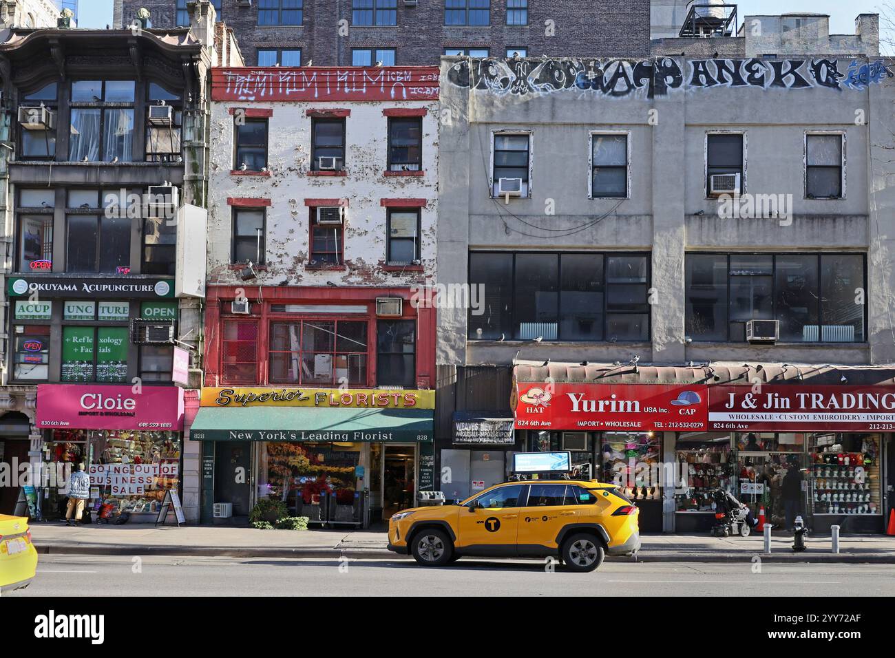 Farbenfrohe Geschäftsgebäude an der 6th Avenue in Midtown Manhattan Stockfoto