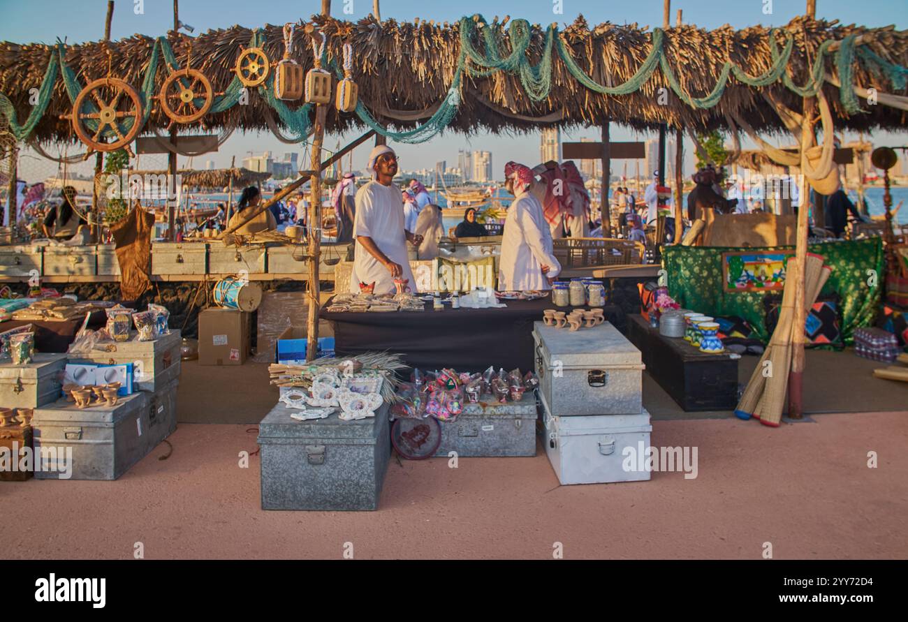 Katara 14. Traditionelles Dhow-Festival in Doha Katar am Nachmittag mit Läden mit traditionellem antikem, handgefertigtem Kunsthandwerk, bei denen Besucher spazieren gehen Stockfoto
