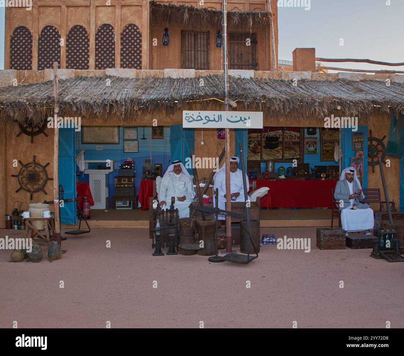 Katara 14. Traditionelles Dhow-Festival in Doha Katar Sonnenuntergang Shooting mit Geschäften mit traditionellem antiken, handgefertigten Kunsthandwerk, bei denen Besucher spazieren gehen Stockfoto