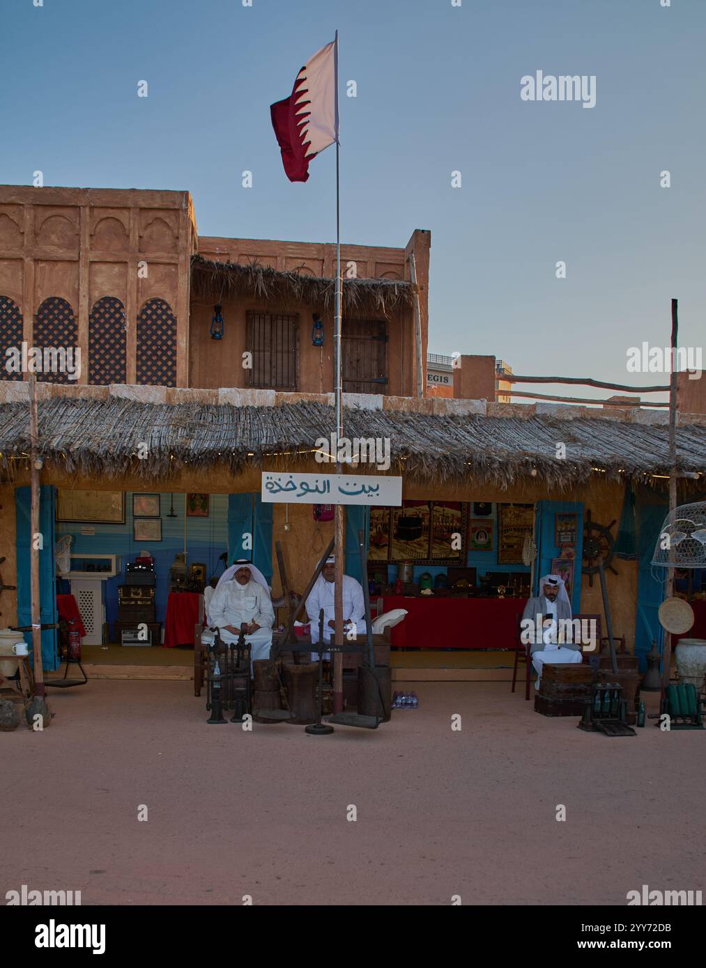 Katara 14. Traditionelles Dhow-Festival in Doha Katar am Nachmittag mit Läden mit traditionellem antikem, handgefertigtem Kunsthandwerk, bei denen Besucher spazieren gehen Stockfoto