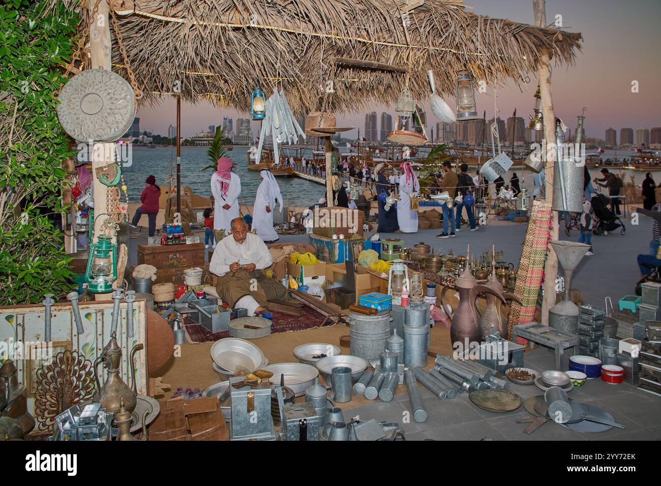 Katara 14. Traditionelles Dhow-Festival in Doha Katar Sonnenuntergang Shooting mit Geschäften mit traditionellem antiken, handgefertigten Kunsthandwerk, bei denen Besucher spazieren gehen Stockfoto