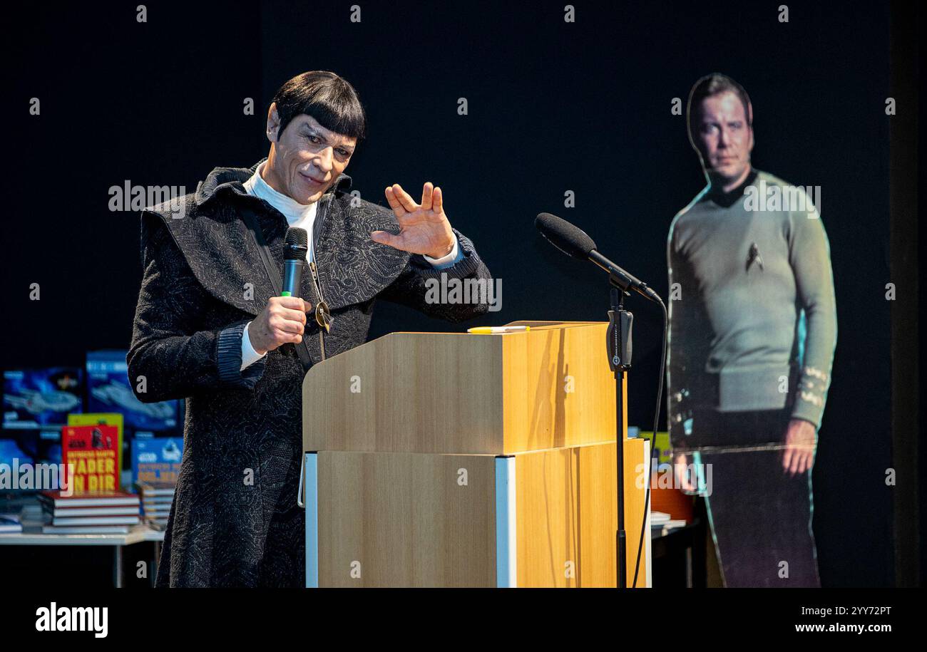 19. Dezember 2024, Rheinland-Pfalz, Zweibrücken: Jens Dombek, bekannt als „der Deutsche Spock“, während des Vortrags „Star Trek“. „Captain“ Hubert Zitt hielt seinen letzten Star Trek Weihnachtsvortrag auf dem Campus Zweibrücken der Hochschule Kaiserslautern. Genau 28 Jahre nach seinem ersten Weihnachtsvortrag und mit dem 500. Star Trek Vortrag seit 1996 verabschiedete sich der Kultdozent von seinem Publikum. Foto: Laszlo Pinter/dpa Stockfoto
