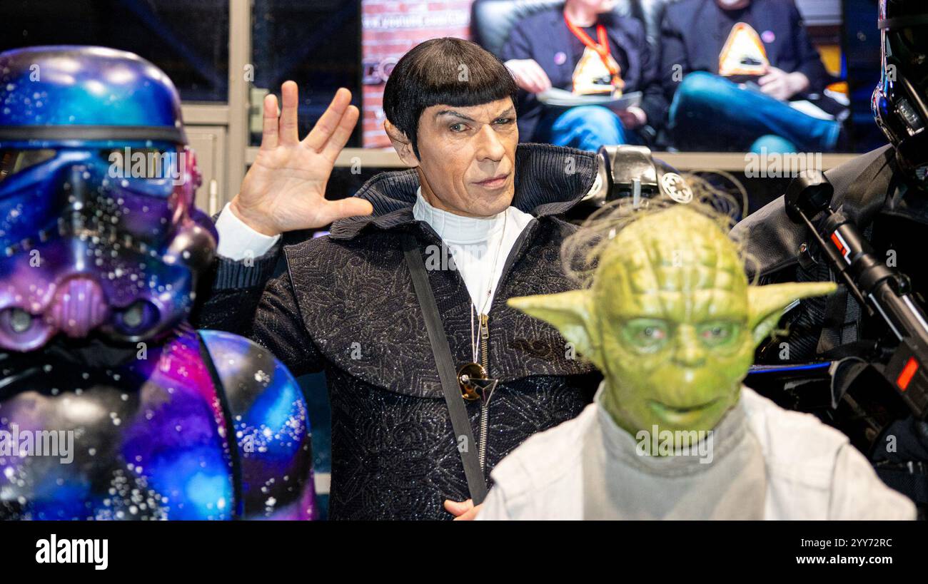 19. Dezember 2024, Rheinland-Pfalz, Zweibrücken: Jens Dombek, bekannt als „der deutsche Spock“ während des „Star Trek“ Vortrags. „Captain“ Hubert Zitt hielt seinen letzten Star Trek Weihnachtsvortrag auf dem Campus Zweibrücken der Hochschule Kaiserslautern. Genau 28 Jahre nach seinem ersten Weihnachtsvortrag und mit dem 500. Star Trek Vortrag seit 1996 verabschiedete sich der Kultdozent von seinem Publikum. Foto: Laszlo Pinter/dpa Stockfoto