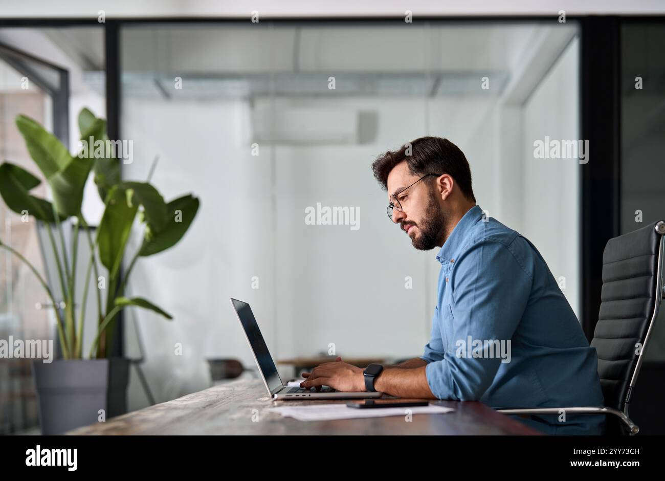 Geschäftlicher Geschäftsmann Firmenmitarbeiter mit Laptop, der im Büro arbeitet. Stockfoto