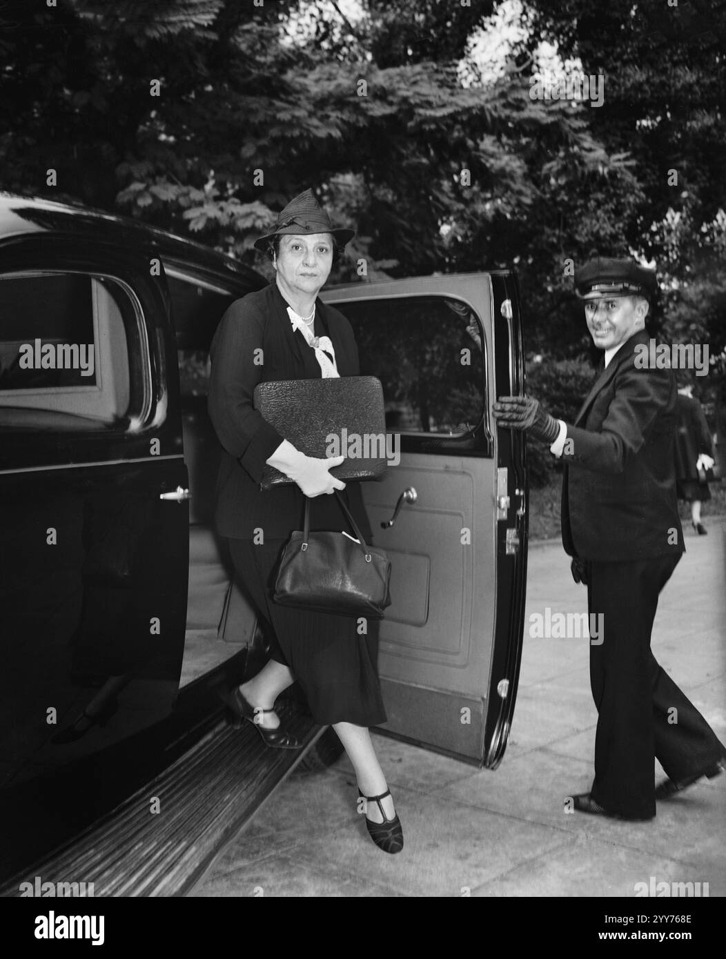 US-Arbeitsminister Frances Perkins kommt zu einer Sondersitzung des US-Präsidenten Franklin Roosevelt über die Unsicherheit in Europa, Washington, D.C., USA, Harris & Ewing, September 1938 Stockfoto