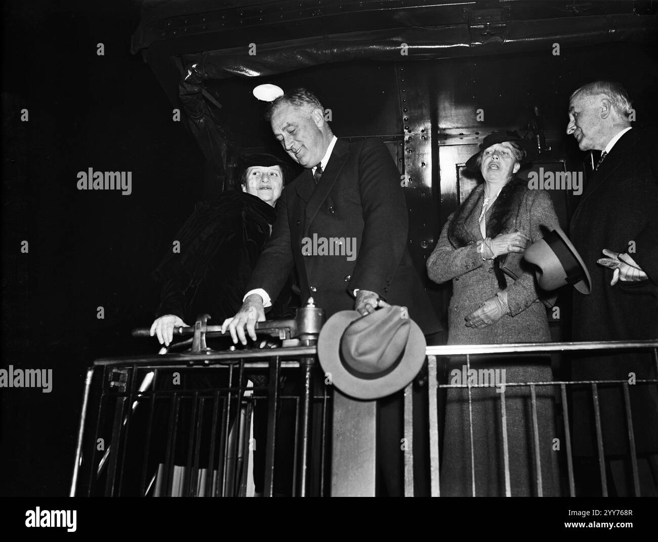 US-Arbeitsminister Frances Perkins (links), US-Präsident Franklin Roosevelt (2. Links), US-First Lady Eleanor Roosevelt (2. Rechts), an Bord des Zuges nach warm Springs, Georgia, Washington, D.C., USA, Harris & Ewing, 1935 Stockfoto