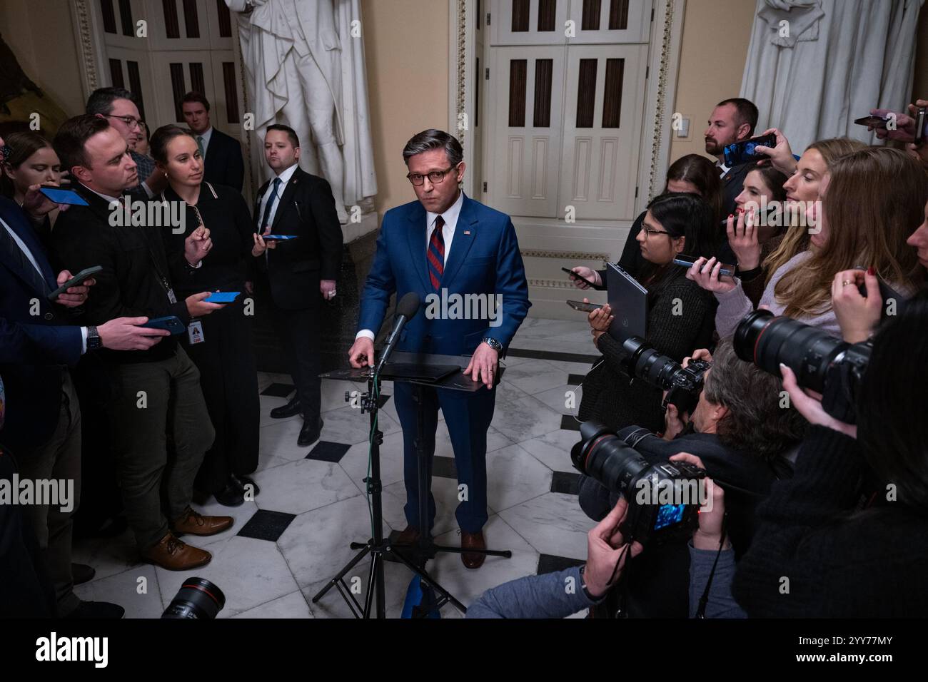 Washington, Usa. Dezember 2024. Der Sprecher des Repräsentantenhauses Mike Johnson, R-LA, spricht mit der Presse, während die Mitglieder des Repräsentantenhauses über sein Ausgabengesetz abstimmen, um eine mögliche Schließung des US-Kapitols in Washington, DC am Donnerstag, den 19. Dezember 2024, zu vermeiden. Der designierte Präsident Donald Trump und Elon Musk zeigten beide Unterstützung für das Ausgabengesetz, nachdem beide zunächst Johnsons erster Gesetzesvorschlag abgelehnt hatten, aber es ist immer noch wahrscheinlich, dass es im Saal scheitern wird. Foto: Annabelle Gordon/UPI Credit: UPI/Alamy Live News Stockfoto