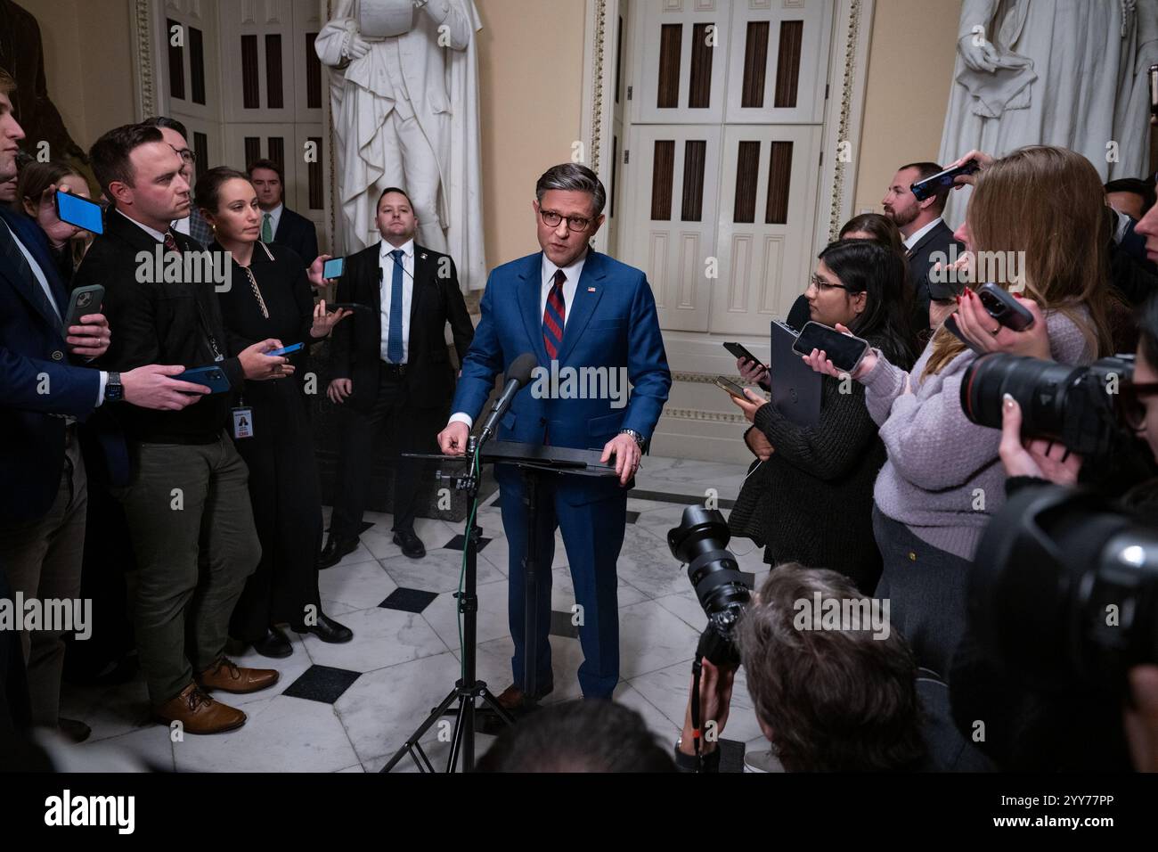 Washington, Usa. Dezember 2024. Der Sprecher des Repräsentantenhauses Mike Johnson, R-LA, spricht mit der Presse, während die Mitglieder des Repräsentantenhauses über sein Ausgabengesetz abstimmen, um eine mögliche Schließung des US-Kapitols in Washington, DC am Donnerstag, den 19. Dezember 2024, zu vermeiden. Der designierte Präsident Donald Trump und Elon Musk zeigten beide Unterstützung für das Ausgabengesetz, nachdem beide zunächst Johnsons erster Gesetzesvorschlag abgelehnt hatten, aber es ist immer noch wahrscheinlich, dass es im Saal scheitern wird. Foto: Annabelle Gordon/UPI Credit: UPI/Alamy Live News Stockfoto