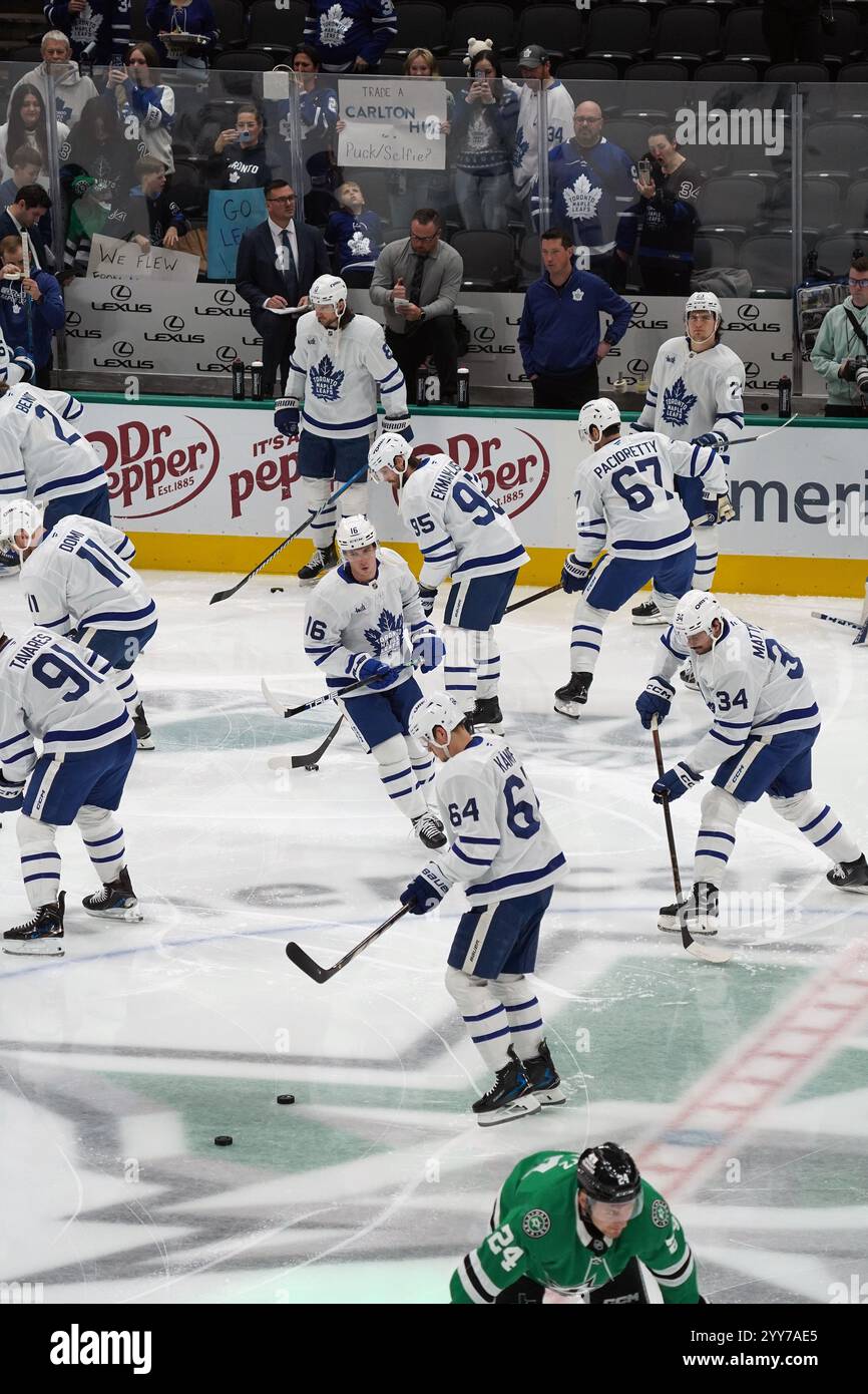 Dallas, Texas, USA. Dezember 2024. Die Spieler der Toronto Maple Leafs treten im American Airlines Center in das Eis ein, bevor sie das Spiel der National Hockey League zwischen den Dallas Stars und den Toronto Maple Leafs starten. Toronto Maple Leafs schlägt Dallas Stars mit 5:3. Am 18. Dezember 2024 in Dallas, Texas. (Kreditbild: © Javier Vicencio/eyepix via ZUMA Press Wire) NUR REDAKTIONELLE VERWENDUNG! Nicht für kommerzielle ZWECKE! Stockfoto