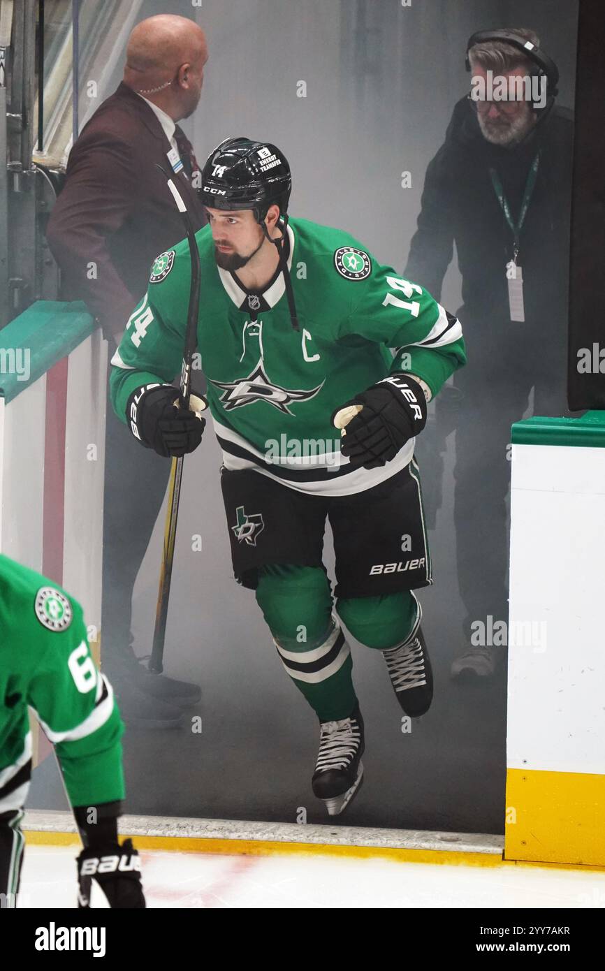 Dallas, Texas, USA. Dezember 2024. Jamie Benn #14 von Dallas Stars tritt im American Airlines Center gegen Toronto Maple Leafs in das Eis ein. Toronto Maple Leafs schlägt Dallas Stars mit 5:3. Am 18. Dezember 2024 in Dallas, Texas. (Kreditbild: © Javier Vicencio/eyepix via ZUMA Press Wire) NUR REDAKTIONELLE VERWENDUNG! Nicht für kommerzielle ZWECKE! Stockfoto