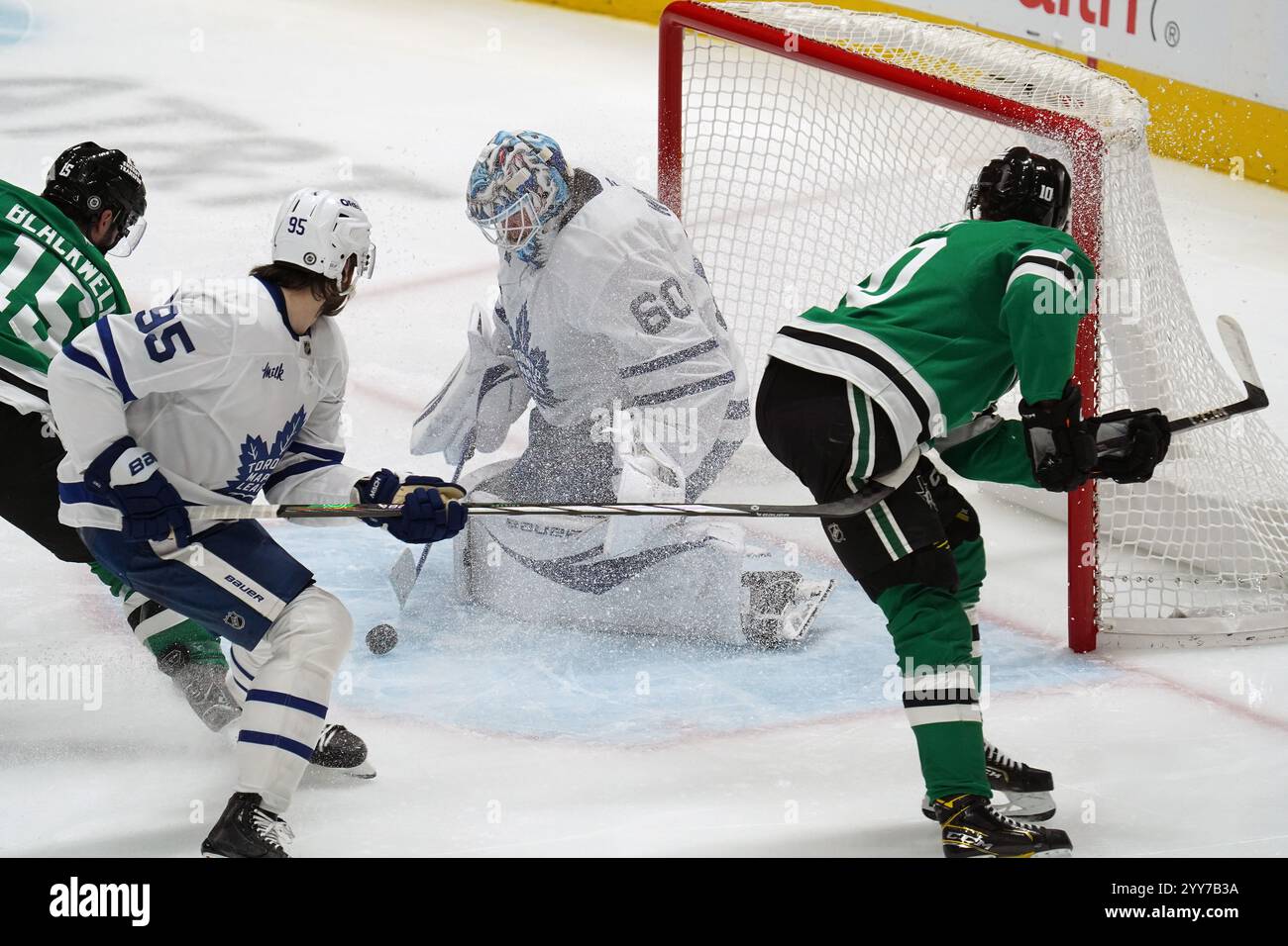 Dallas, Usa. Dezember 2024. Torwart Joseph Woll #60 von Toronto Maple Leafs stoppt einen Schuss von Colin Blackwell #15 von Dallas Stars während des Spiels der National Hockey League im American Airlines Center. Toronto Maple Leafs schlägt Dallas Stars mit 5:3. Am 18. Dezember 2024 in Dallas, Texas. (Foto: Javier Vicencio/Eyepix Group/SIPA USA) Credit: SIPA USA/Alamy Live News Stockfoto