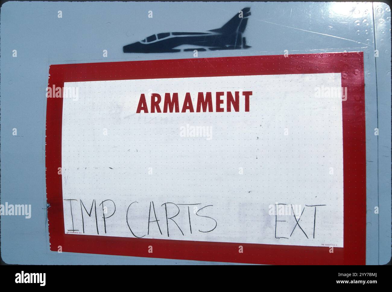 Rüstungsplakette an der Seite der F-106 Delta Dart Nose, Sprengpatronen zum Abwerfen von externen Tanks markiert. Die QF-100 Drohnensilhouette zeigt den Abschuss eines Full-Size-Zieles auf der Tyndall AFB an. Das Flugzeug (F-106A 57-2497) sollte bald auch eine Drohne sein. Im September 1993 erhielt ein anderer Kampfflugzeug eine QF-106 Silhouette von der Armament Placard. 57-2497 wurde durch eine AIM-120 bei ihrer ersten Feuerzielmission niedergeschlagen. Stockfoto