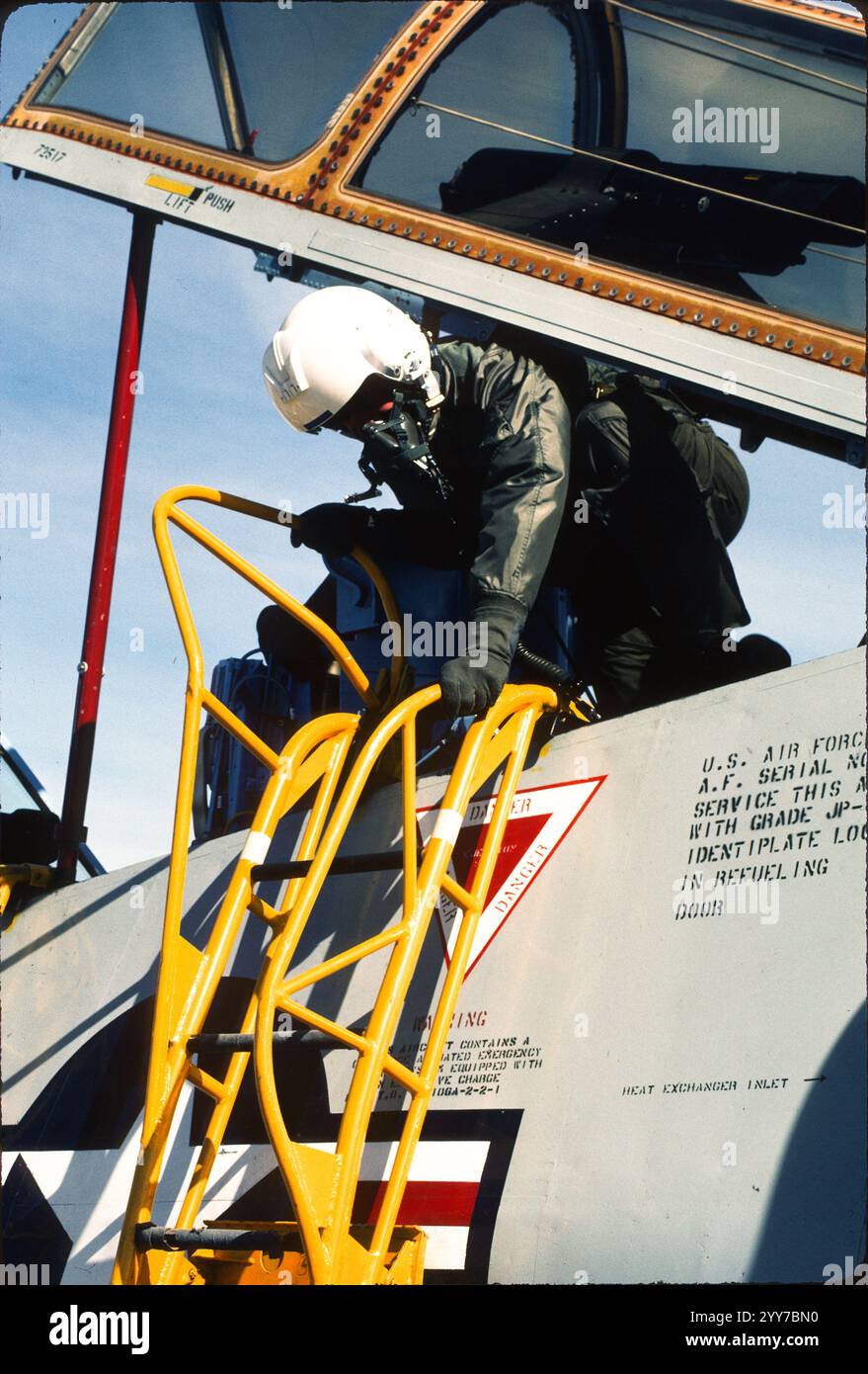 Der Pilot verlässt den engen Rücksitz des F-106B nach einem Flug. F-106B Delta Dart 57-2517 erreichte die 120. ABB. im September 1973 und diente gut bis zur 102. ABB., Otis AFB MA im Juni 1987. Es ging im Januar 1988 an AMARC. Er wurde 1992–93 in einen QF-106 umgewandelt. Und flog als Full-Scale Aerial Target (FSAT) für das Waffensystemevaluierungsprogramm bei Holloman AFB, NM. Er hat nie eine Feuermission geflogen. Es stürzte bei der Landung in Tyndall AFB, FL im Februar 1997 ab. Es wurde schließlich für Schrott verkauft. Stockfoto