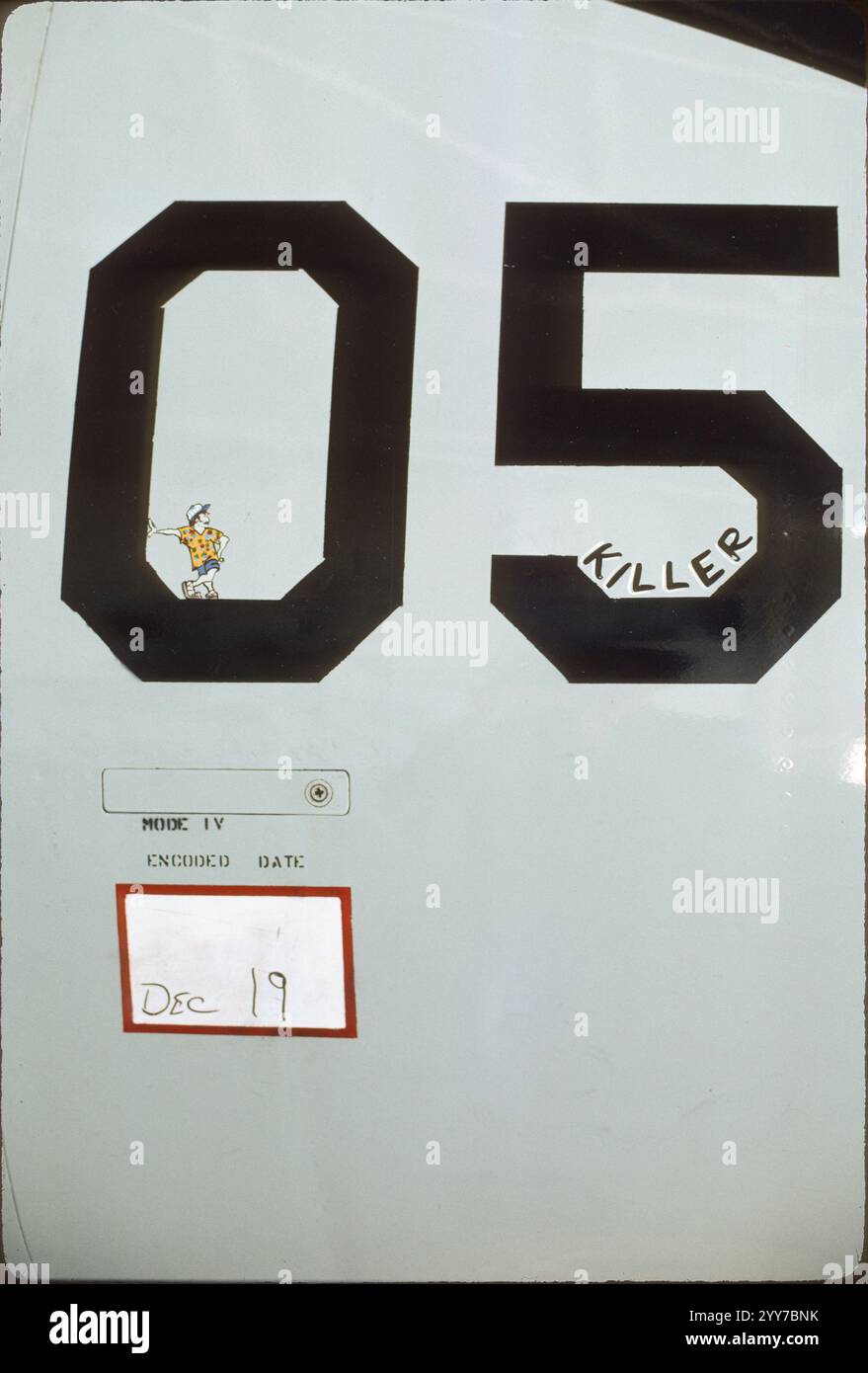 Nasenart auf Montana ANG F-106A Delta Dart 57-2490. Diese F-106A kam im September 1973 zur 120. FIG. und diente gut bis sie im April 1987 an die AMARC geschickt wurde. Er wurde 1991–92 in einen QF-106 umgewandelt. Und flog als Full-Scale Aerial Target (FSAT) für das Waffensystemevaluierungsprogramm in Tyndall AFB, FL. Es wurde im Mai 1993 von einer AIM-120 (AMRAAM) auf ihrer 4. Live-Feuermission NULLO (Not Under Live Local Operator) abgeschossen. Stockfoto