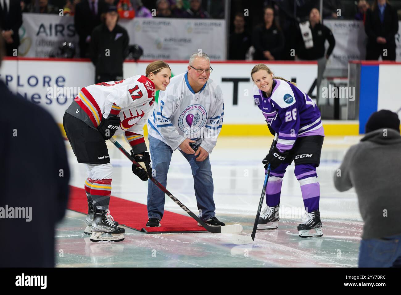 19. November 2024: Gabbie Hughes (17) und Minnesota Frost Stürmer Kendall Coyne Schofield (26) posieren für einen zeremoniellen Puck Drop vor einem PWHL-Hockeyspiel zwischen den Ottawa Charge und den Minnesota Frost im Xcel Energy Center in St. Paul, Minnesota. Steven Garcia-CSM Stockfoto