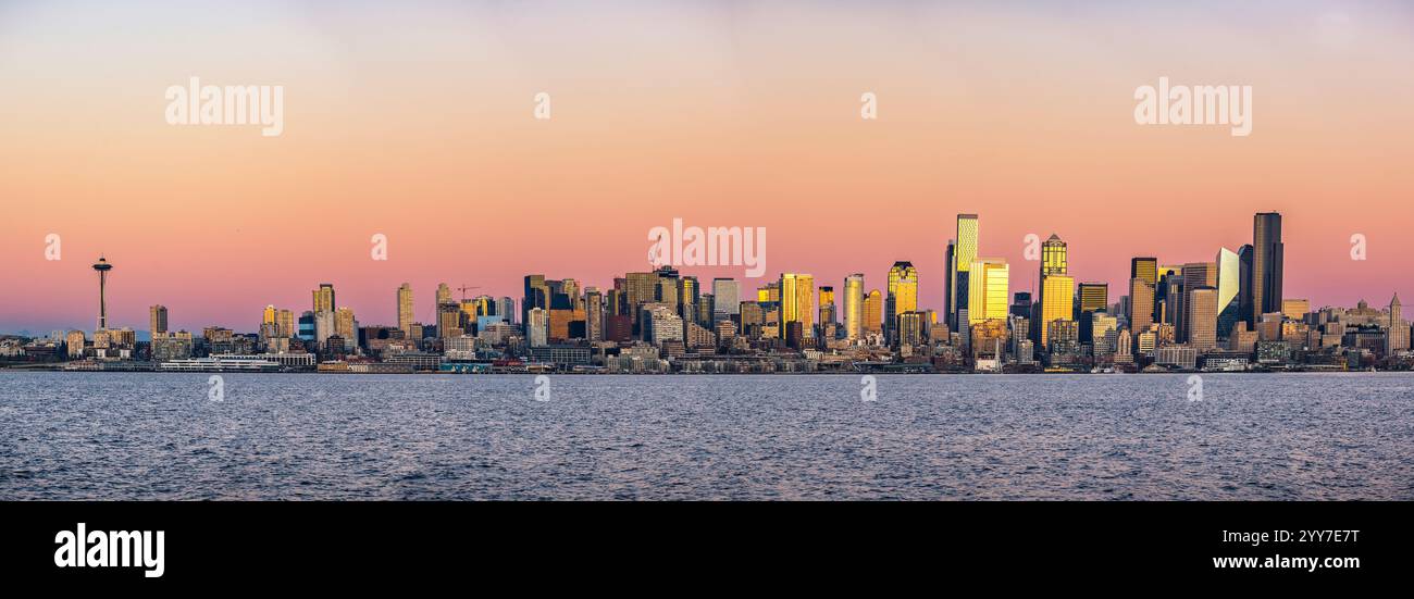 Panoramablick auf die Skyline von Seattle bei Sonnenuntergang mit der legendären Space Needle, modernen Wolkenkratzern und den lebhaften Farben der Abenddämmerung. Stockfoto