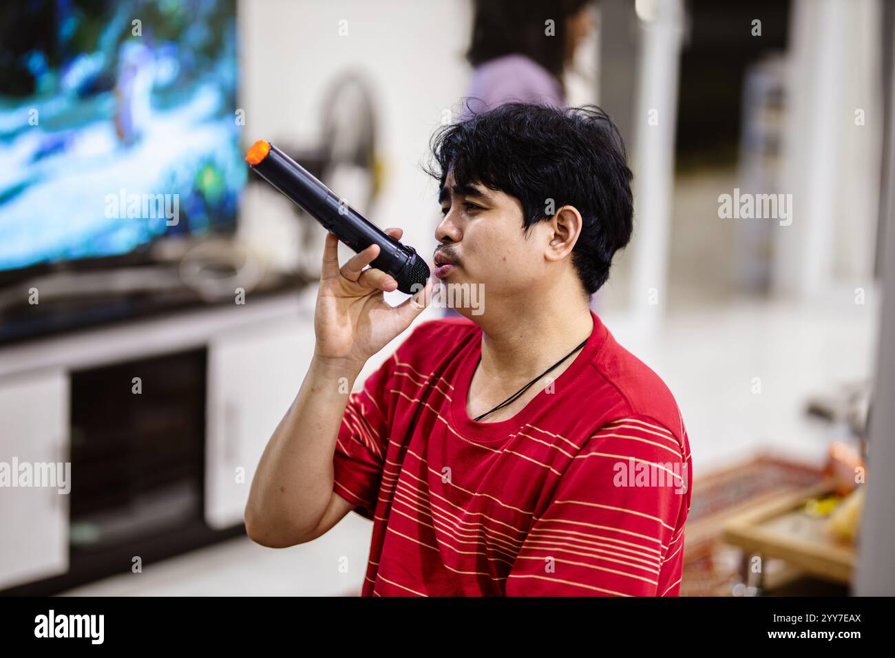 Männlicher Sänger, Der Emotionen Ausdrückt. Herzliche Performance von einem männlichen Sänger. Stockfoto