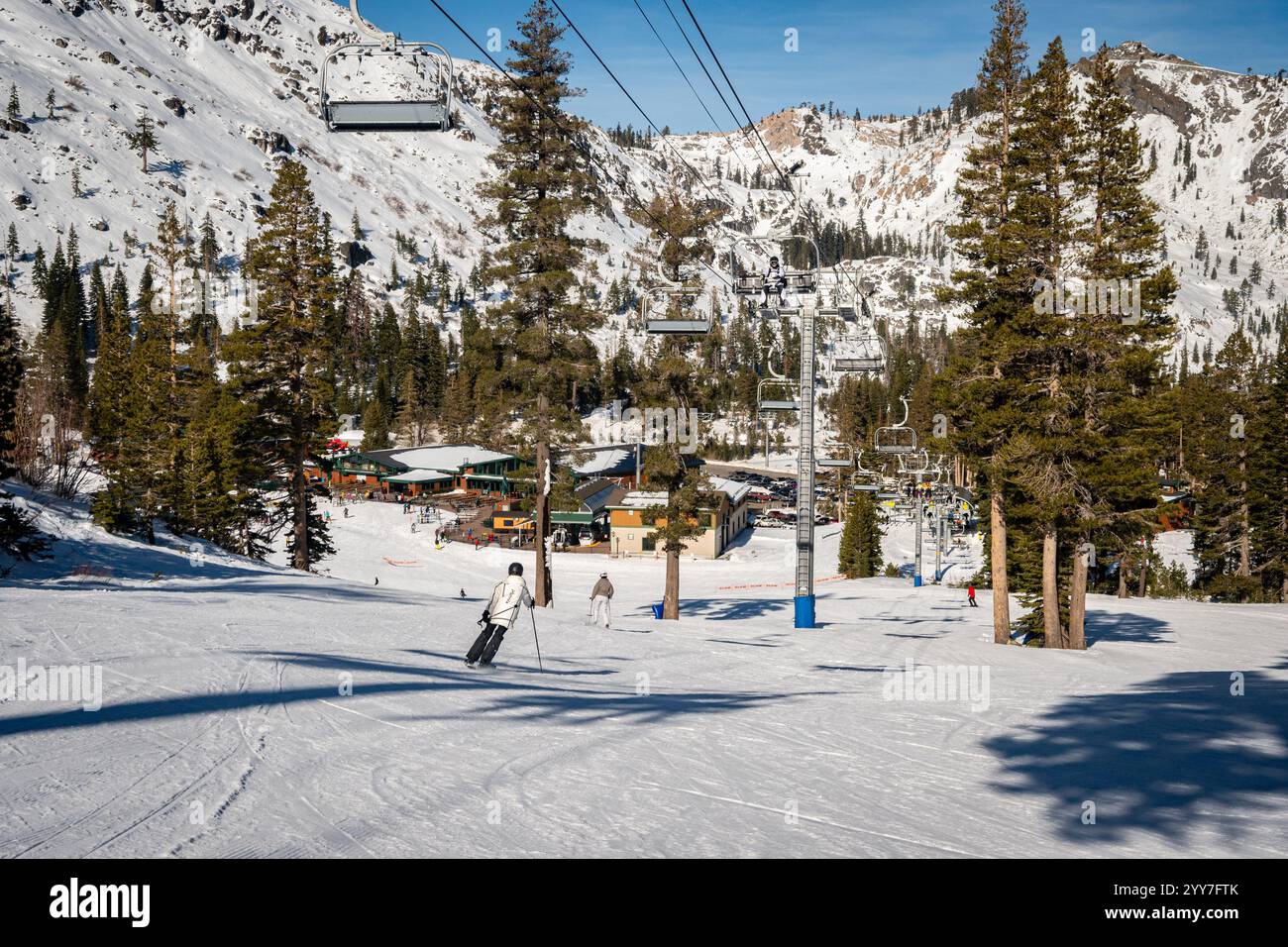 Ein Skifahrer fährt in Richtung der Lodge im Alpine Meadows Ski Resort. Es ist Teil von Palisades Tahoe, das gerade letzten Monat die Zustimmung für eine massive Erweiterung erhielt Stockfoto