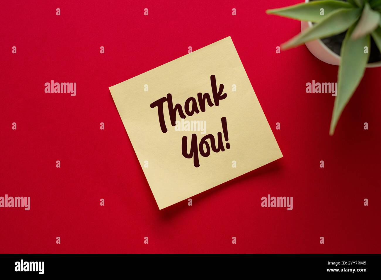 Dankeschön auf gelbem Haftnotiz auf rotem Hintergrund Stockfoto