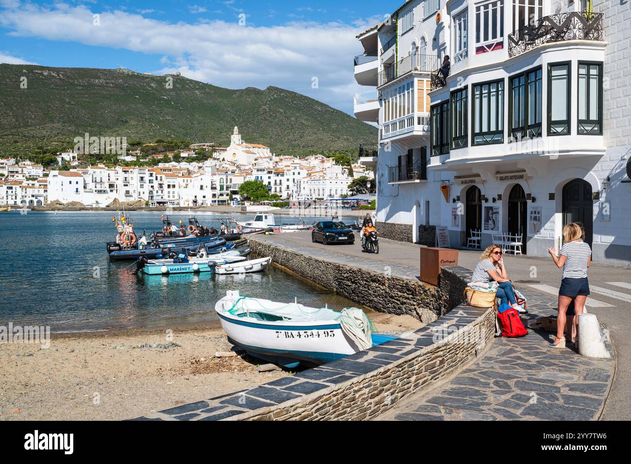 Belebte Hafenpromenade von Cadaqués in der Morgensonne, Katalonien, Spanien Stockfoto