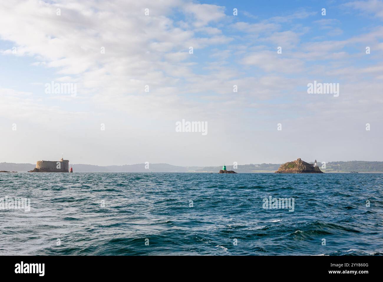 Der Eingang zur Rade de Morlaix zwischen dem Château du Taureau und Île Louët, Finistère, Bretagne, Frankreich Stockfoto