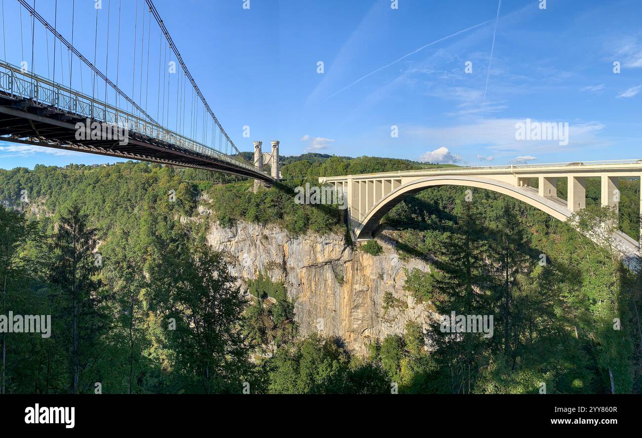 Die Charles-Albert-Brücke, auch „Pont de la Caille“ genannt, eine der ältesten Hängebrücken & Caquot Bogenbrücke über die Usses in die Alpen Stockfoto