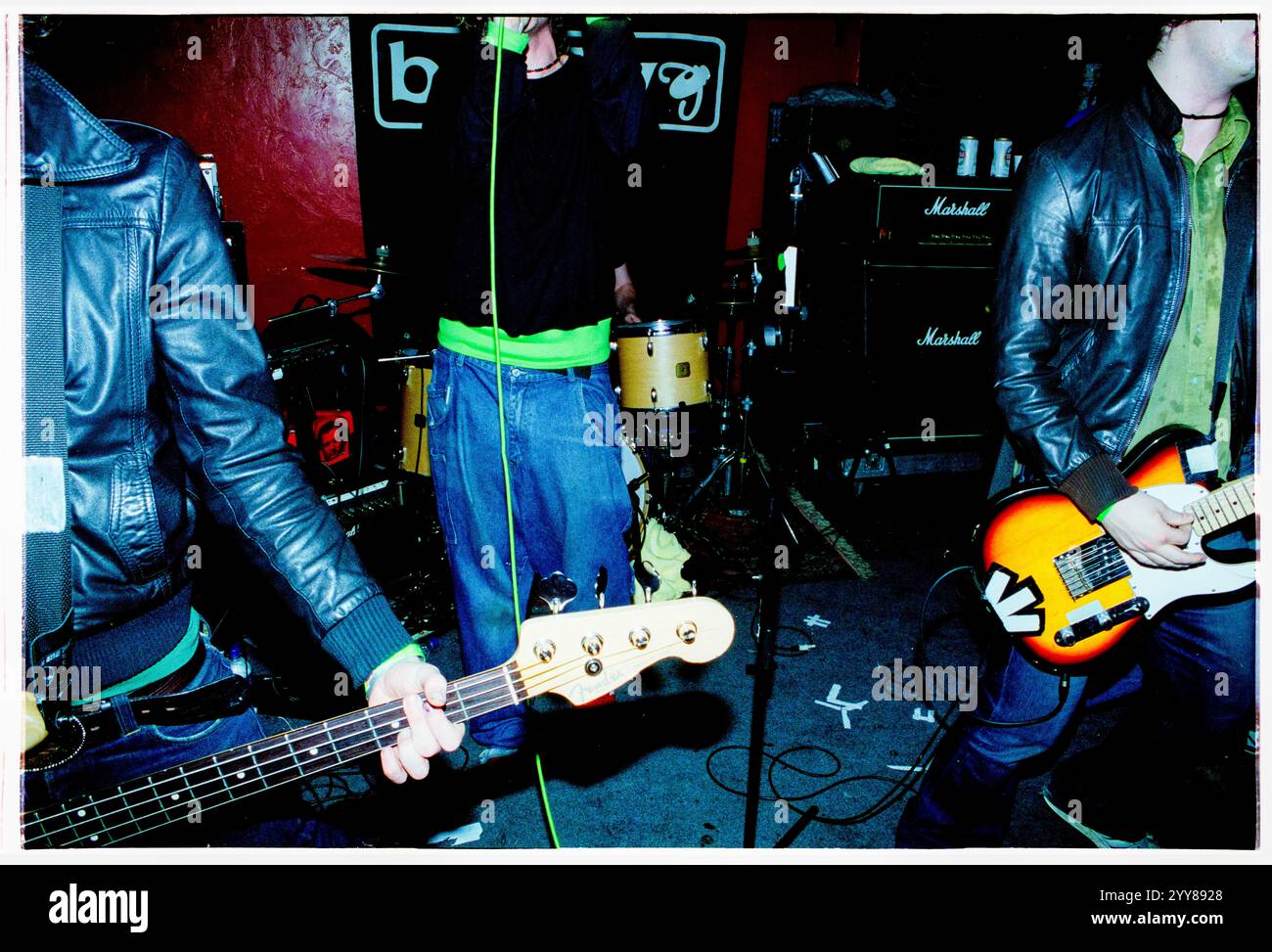 COOPER TEMPLE CLAUSE, EARLY CAREER, CONCERT, 2002: Full Band Stage Chaos as the Cooper Temple Clause, die am 9. Februar 2002 im Barfly Club in Cardiff, Wales, Großbritannien spielte. Foto: Rob Watkins. INFO: The Cooper Temple Clause war eine britische Alternative Rock Band, die 1998 gegründet wurde und für ihren experimentellen Sound bekannt ist, der Rock, Electronica und Post-Hardcore kombiniert. Sie wurden für Alben wie See This Through und Leave gefeiert und lieferten intensive Live-Auftritte und zum Nachdenken anregende Texte. Stockfoto