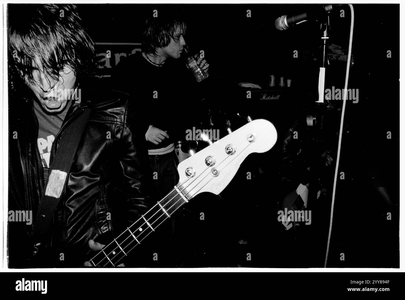 COOPER TEMPLE CLAUSE, EARLY CAREER, KONZERT, 2002: The Cooper Temple Clause, die am 9. Februar 2002 im Barfly Club in Cardiff, Wales, Großbritannien spielte. Foto: Rob Watkins. INFO: The Cooper Temple Clause war eine britische Alternative Rock Band, die 1998 gegründet wurde und für ihren experimentellen Sound bekannt ist, der Rock, Electronica und Post-Hardcore kombiniert. Sie wurden für Alben wie See This Through und Leave gefeiert und lieferten intensive Live-Auftritte und zum Nachdenken anregende Texte. Stockfoto