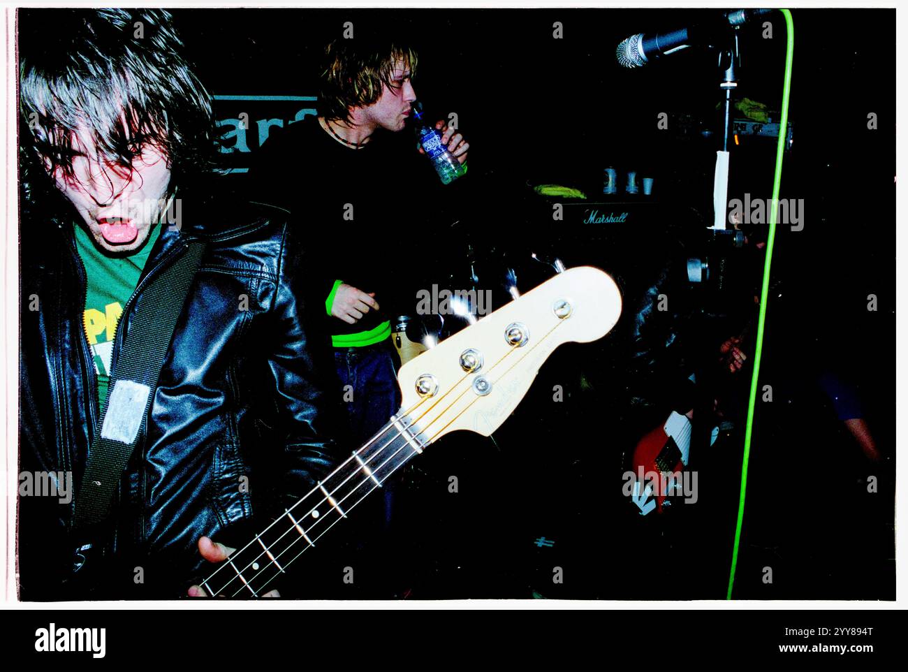 COOPER TEMPLE CLAUSE, EARLY CAREER, KONZERT, 2002: The Cooper Temple Clause, die am 9. Februar 2002 im Barfly Club in Cardiff, Wales, Großbritannien spielte. Foto: Rob Watkins. INFO: The Cooper Temple Clause war eine britische Alternative Rock Band, die 1998 gegründet wurde und für ihren experimentellen Sound bekannt ist, der Rock, Electronica und Post-Hardcore kombiniert. Sie wurden für Alben wie See This Through und Leave gefeiert und lieferten intensive Live-Auftritte und zum Nachdenken anregende Texte. Stockfoto