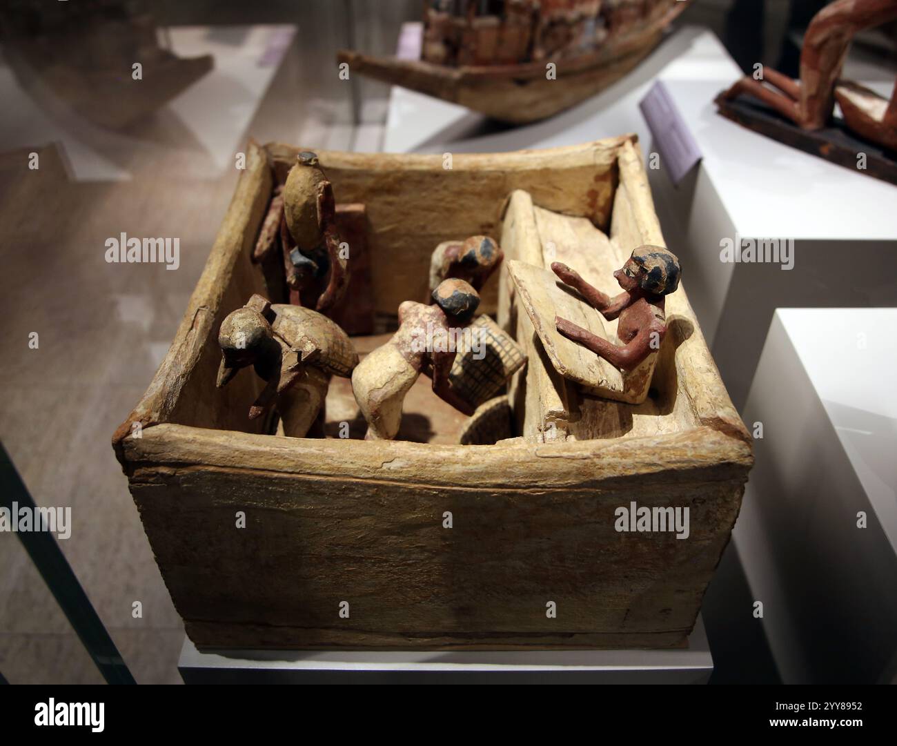 Modellspeicher mit Arbeitern, die Säcke mit Getreide unter Aufsicht eines Schreibers leeren, der Mengen aufzeichnet. Holz. Mittleres Königreich. Dynastie 12 (1980-1760 Stockfoto