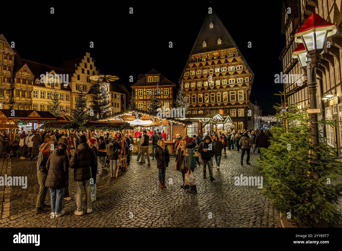 Historischer Weihnachtsmarkt auf dem Rathausplatz in Hildesheim Stockfoto