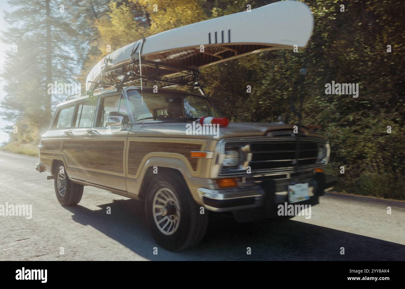 Oldtimer, Der Die Straße Hinunter Fährt Stockfoto