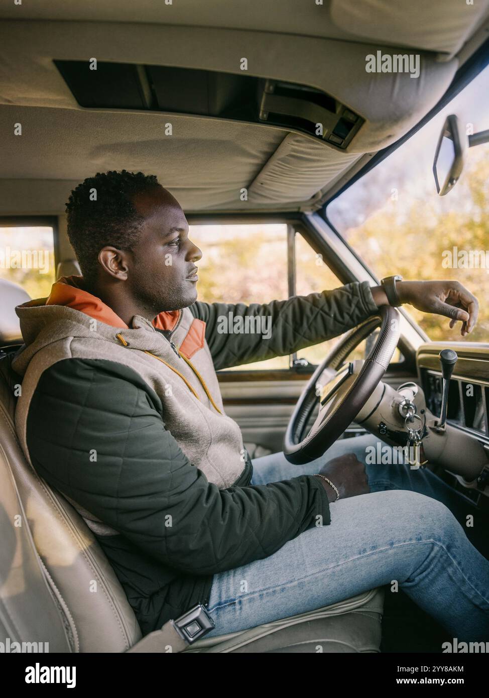 Mans Sitzt Im Oldtimer Stockfoto