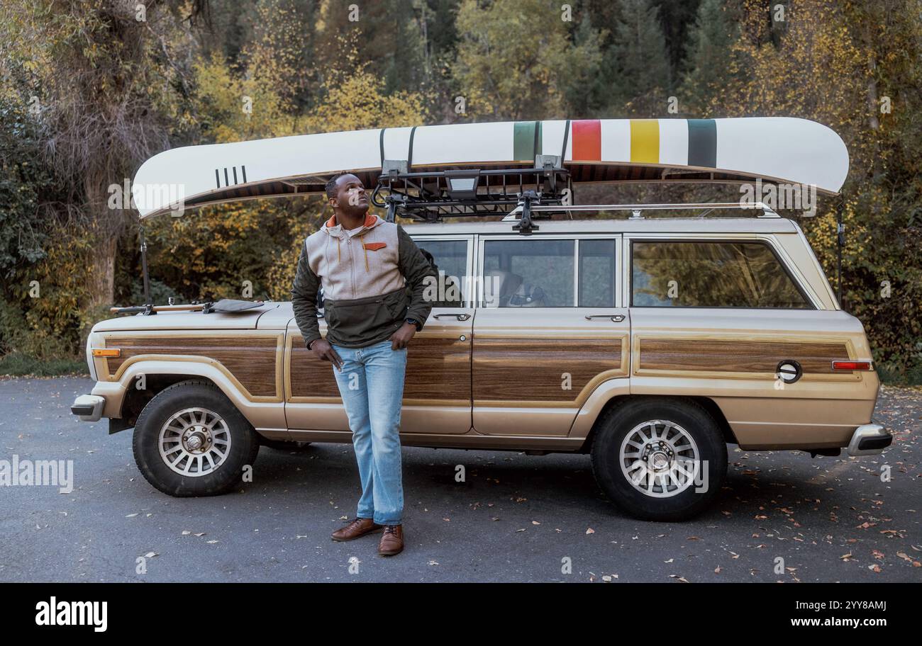 Mann Mit Oldtimer Beobachtet Herbstlaub Stockfoto
