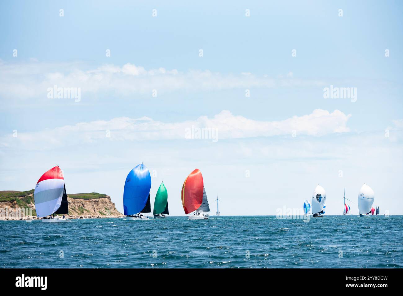 Boote, die mit Wind Turbines in der Block Island Race Week Regatta segeln Stockfoto