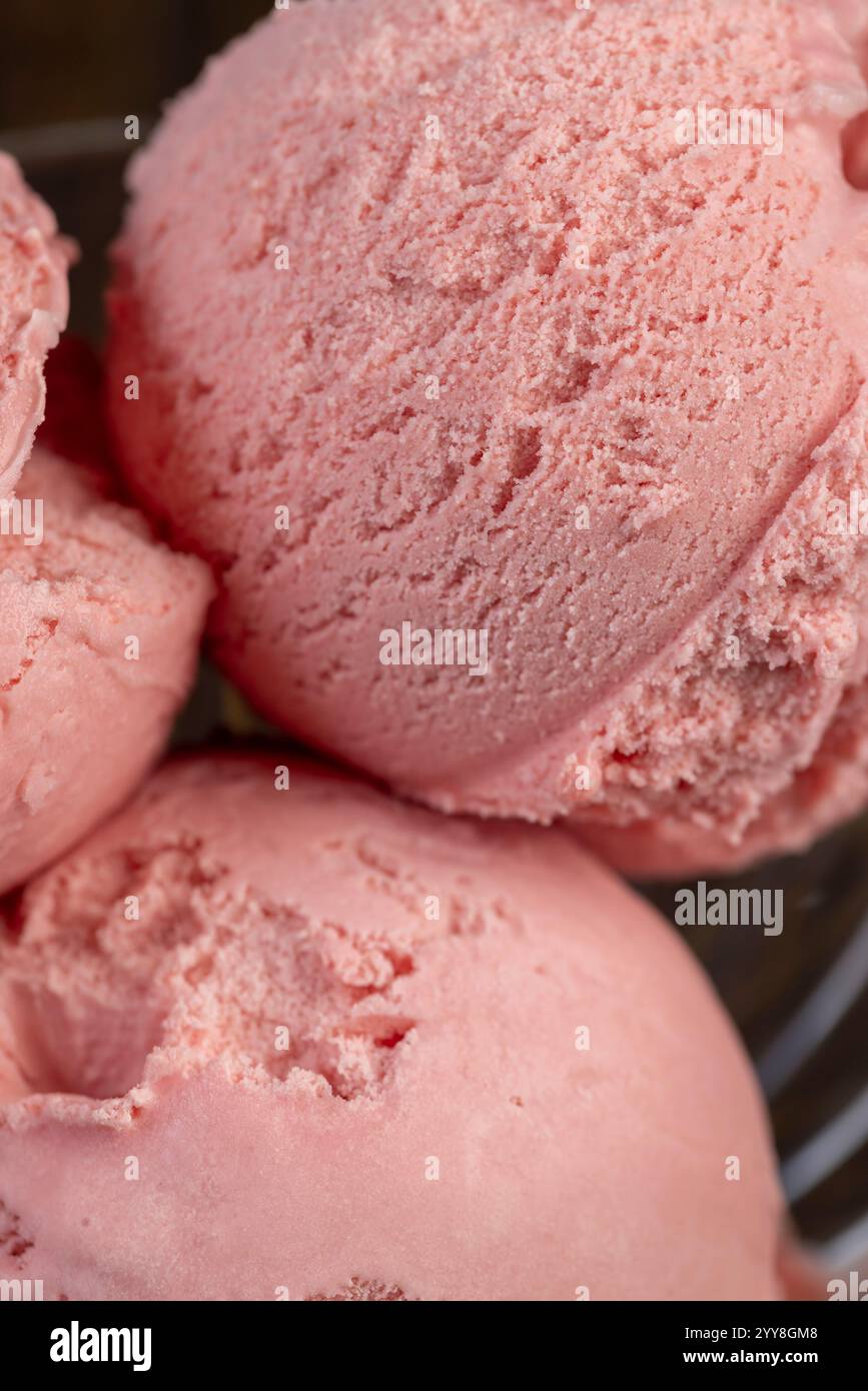 Cremiges Eis mit Erdbeergeschmack in der Nähe, rotes Erdbeereis Stockfoto