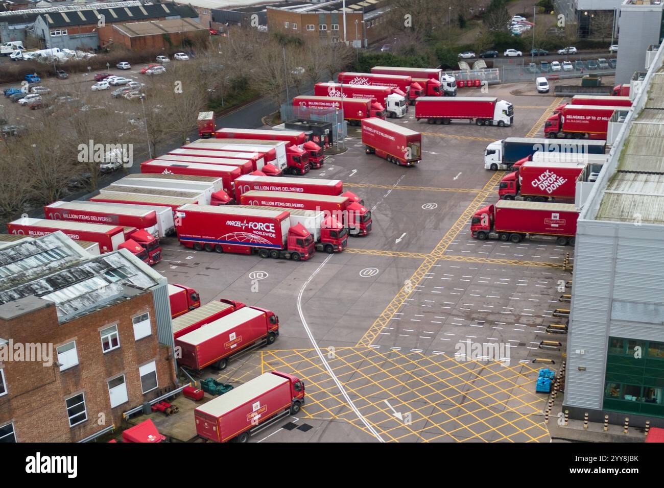 St Stephens Street, Birmingham, 20. Dezember 2024 - Royal Mail Birmingham Mail Centre und Depot voller LKW und Lieferwagen am Freitag, den 20. Dezember, dem letzten Weihnachtspostdatum für 1st Class Post. Quelle: British News und Media/Alamy Live News Stockfoto