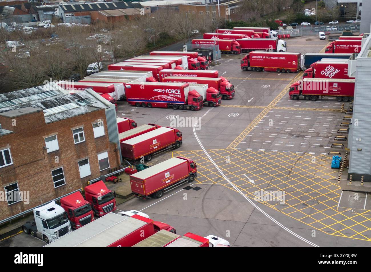St Stephens Street, Birmingham, 20. Dezember 2024 - Royal Mail Birmingham Mail Centre und Depot voller LKW und Lieferwagen am Freitag, den 20. Dezember, dem letzten Weihnachtspostdatum für 1st Class Post. Quelle: British News und Media/Alamy Live News Stockfoto