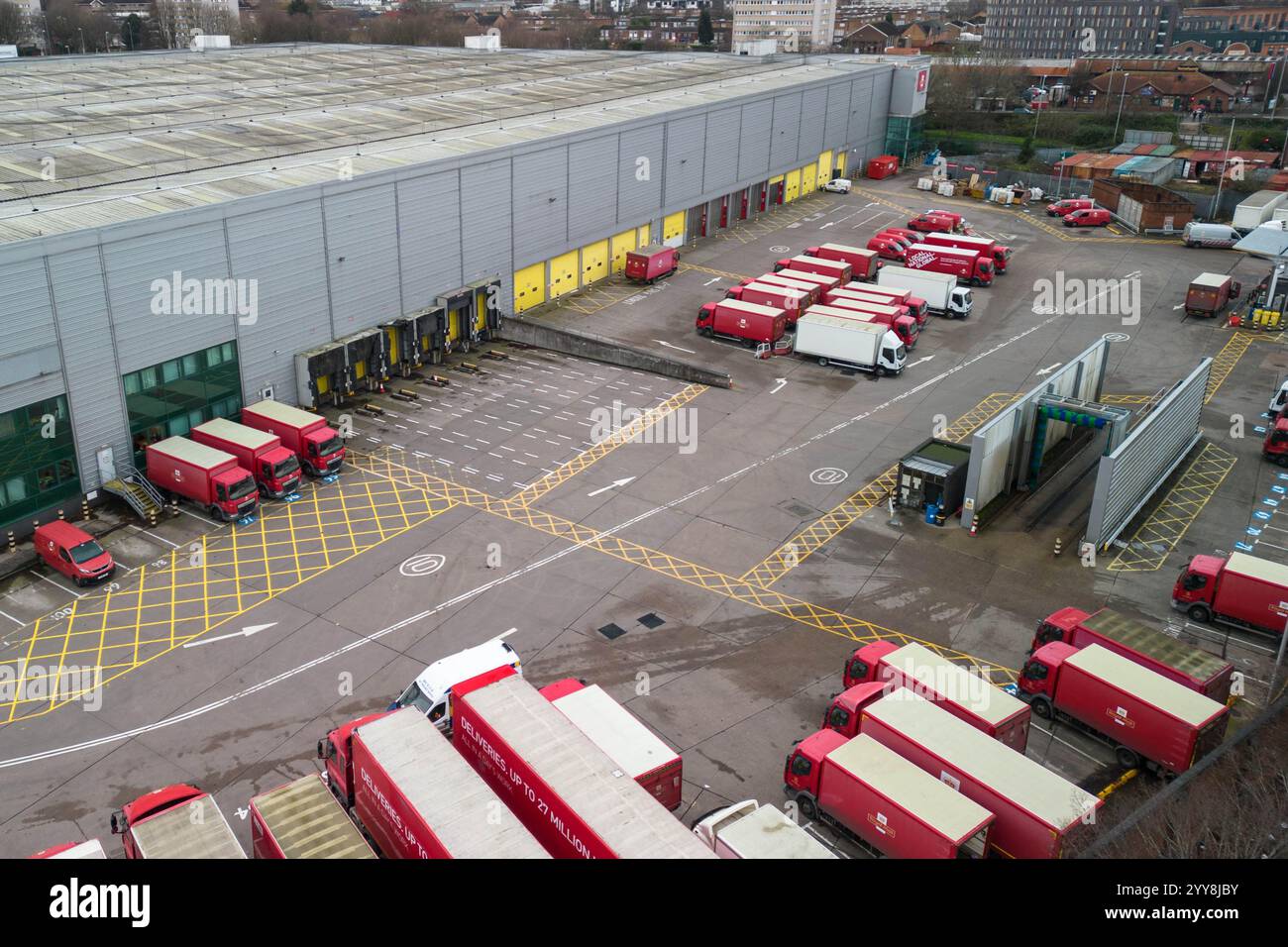 St Stephens Street, Birmingham, 20. Dezember 2024 - Royal Mail Birmingham Mail Centre und Depot voller LKW und Lieferwagen am Freitag, den 20. Dezember, dem letzten Weihnachtspostdatum für 1st Class Post. Quelle: British News und Media/Alamy Live News Stockfoto