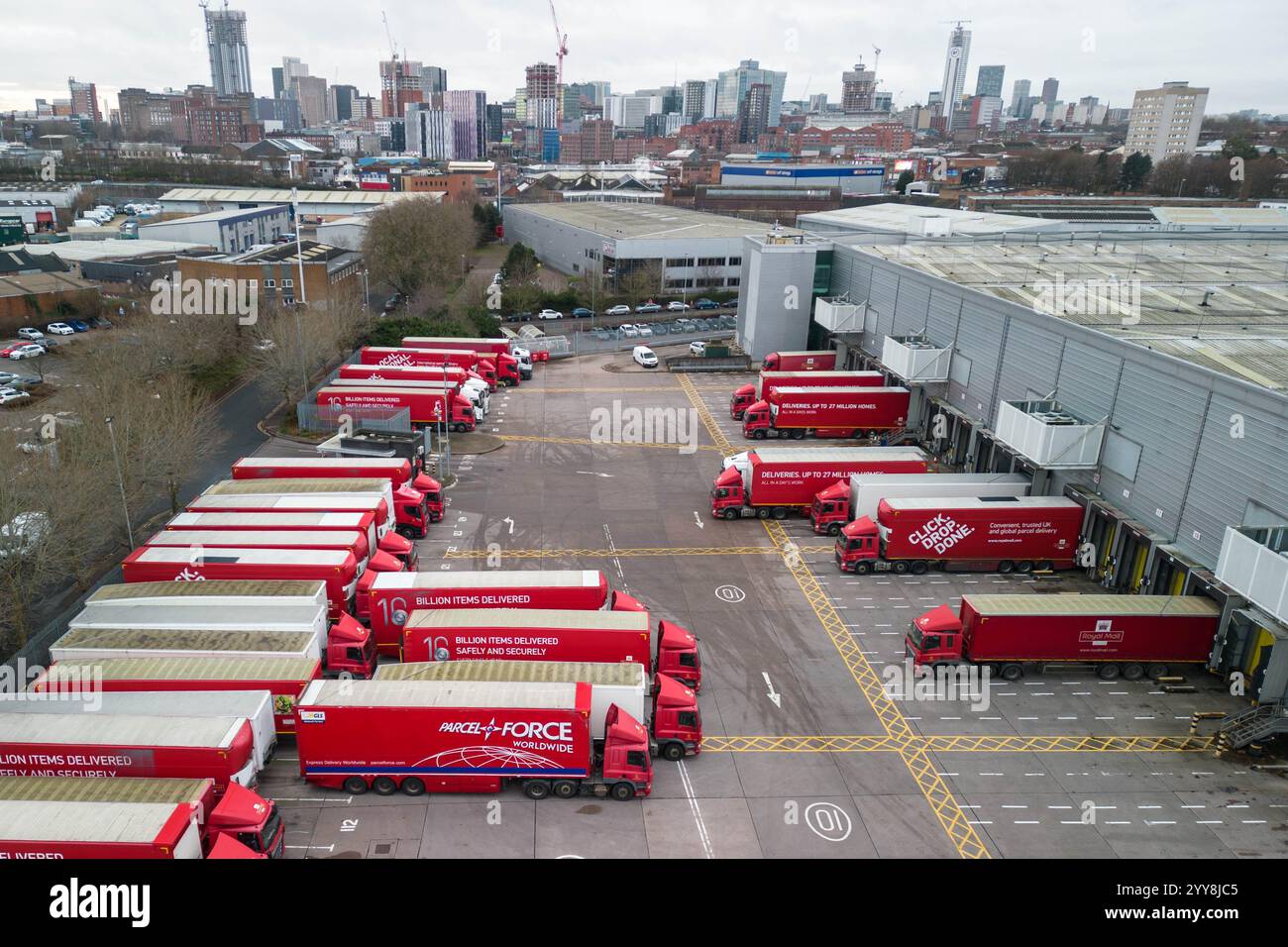 St Stephens Street, Birmingham, 20. Dezember 2024 - Royal Mail Birmingham Mail Centre und Depot voller LKW und Lieferwagen am Freitag, den 20. Dezember, dem letzten Weihnachtspostdatum für 1st Class Post. Quelle: British News und Media/Alamy Live News Stockfoto