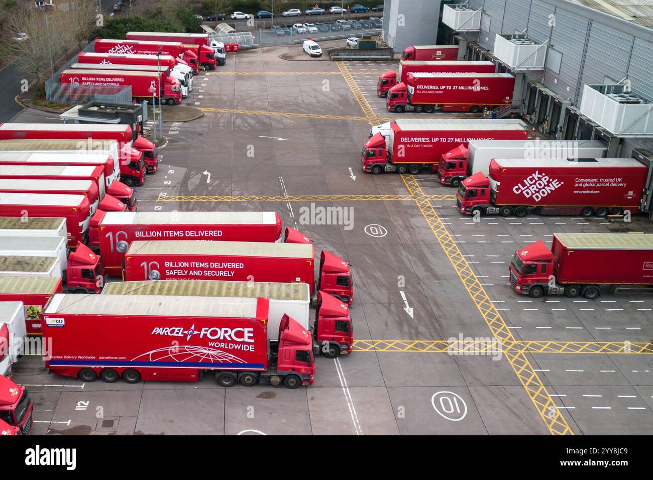 St Stephens Street, Birmingham, 20. Dezember 2024 - Royal Mail Birmingham Mail Centre und Depot voller LKW und Lieferwagen am Freitag, den 20. Dezember, dem letzten Weihnachtspostdatum für 1st Class Post. Quelle: British News und Media/Alamy Live News Stockfoto