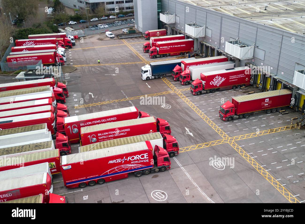 St Stephens Street, Birmingham, 20. Dezember 2024 - Royal Mail Birmingham Mail Centre und Depot voller LKW und Lieferwagen am Freitag, den 20. Dezember, dem letzten Weihnachtspostdatum für 1st Class Post. Quelle: British News und Media/Alamy Live News Stockfoto