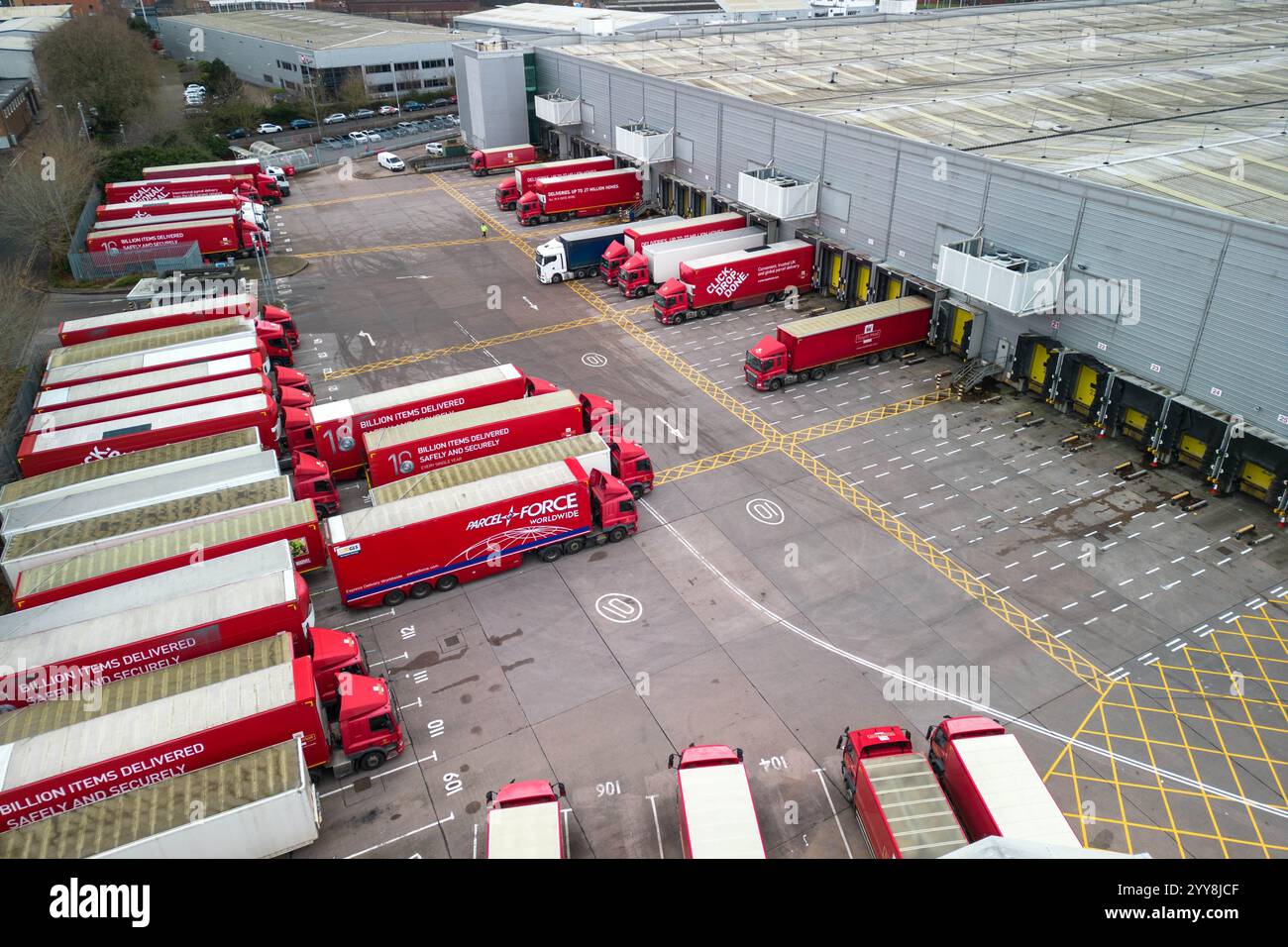 St Stephens Street, Birmingham, 20. Dezember 2024 - Royal Mail Birmingham Mail Centre und Depot voller LKW und Lieferwagen am Freitag, den 20. Dezember, dem letzten Weihnachtspostdatum für 1st Class Post. Quelle: British News und Media/Alamy Live News Stockfoto